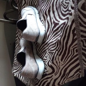 Skechers- casual